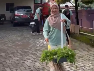 Korvei bersama warga dan aparatur desa menjadi wujud nyata semangat gotong royong serta kepedulian Pemerintah Desa Karang Tengah terhadap kebersihan lingkungan.