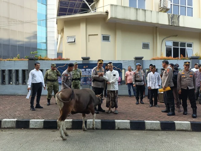 
 Kapolresta Tangerang Kombes Pol. Andi Muhammad Indra Waspada Amirullah bersama jajaran TNI, tokoh agama, tokoh masyarakat, dan warga usai kegiatan penyaluran hewan kurban Iduladha di lingkungan Polresta Tangerang. Sebanyak 24 ekor sapi dan 39 ekor kambing disalurkan kepada masyarakat yang membutuhkan. Foto Istimewa: Gmanews.id/Aris_Red.