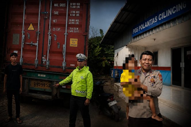 
 Truk Trailer dan Aipda Cawa Daeng menggendong anak korban, Minggu (21/6/2026)