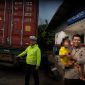 Truk Trailer dan Aipda Cawa Daeng menggendong anak korban, Minggu (21/6/2026)