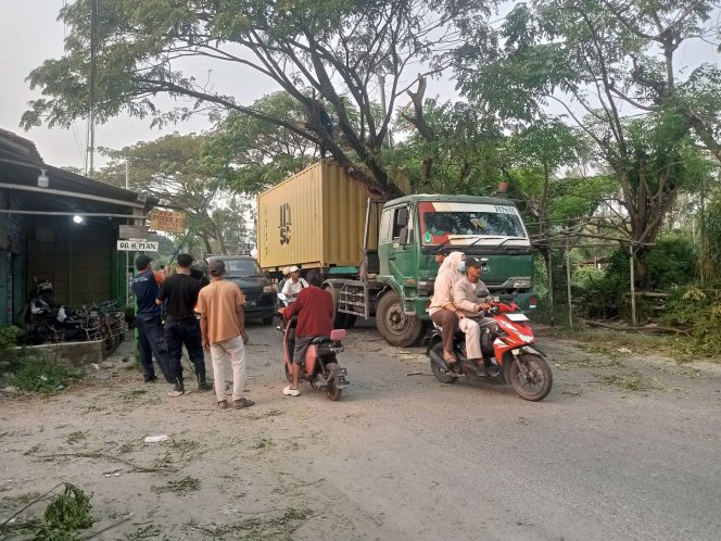 
 Insiden Truk Kontainer di Jalan Raya Kramat–Pakuhaji Picu Kemacetan dan Proses Evakuasi BPBD