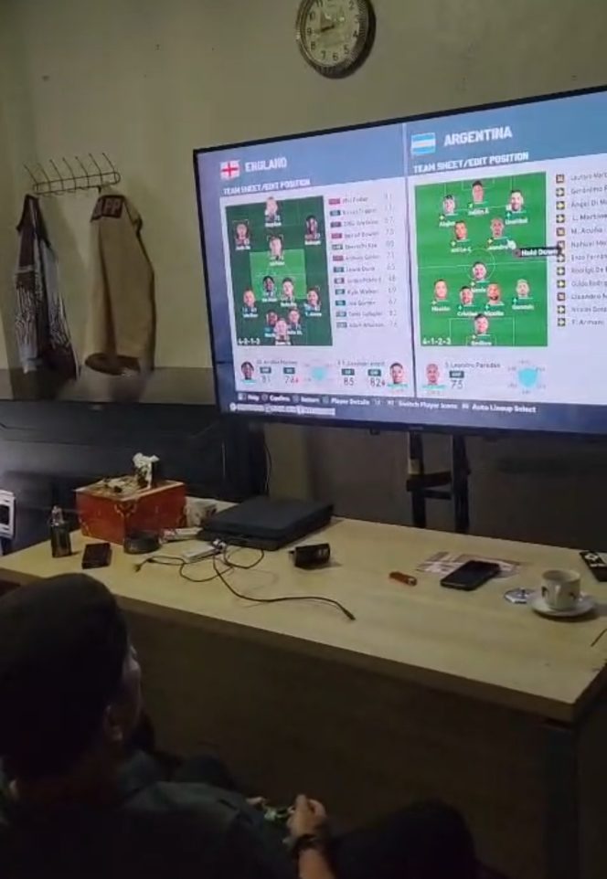 
 ‎Sekcam Mauk Kepergok Main PlayStation Saat Jam Kerja, Warga Soroti Disiplin Pejabat Publik