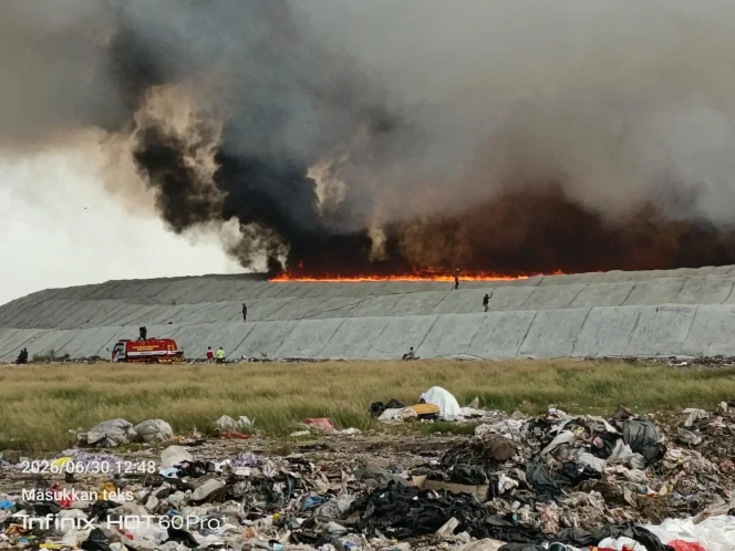 
 Kobaran Api Terlihat Membesar Dan Melahap Tumpukan Sampah TPA Jatiwaringin Mauk, Selasa 30-06-2026