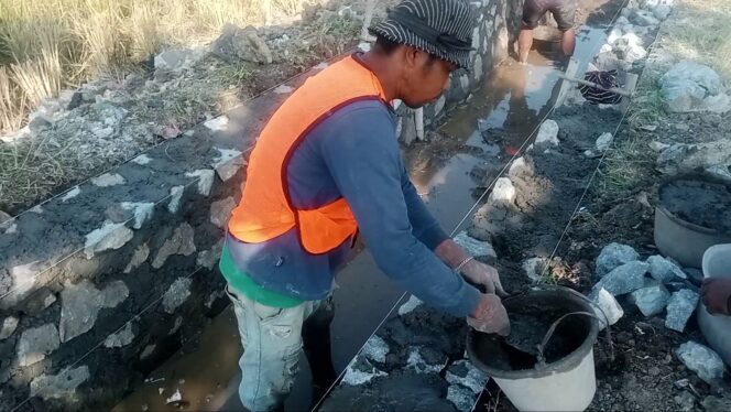 
 Pekerja Proyek Irigasi P3A Mitra Cai Asem di Desa Tanjung Anom Kecamatan Mauk (16-07-2026)