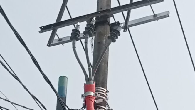 
 Terlihat dalam gambar : Ujung Kabel Terminating SKTM 20 KV tidak di tutup atau di berikan pengaman