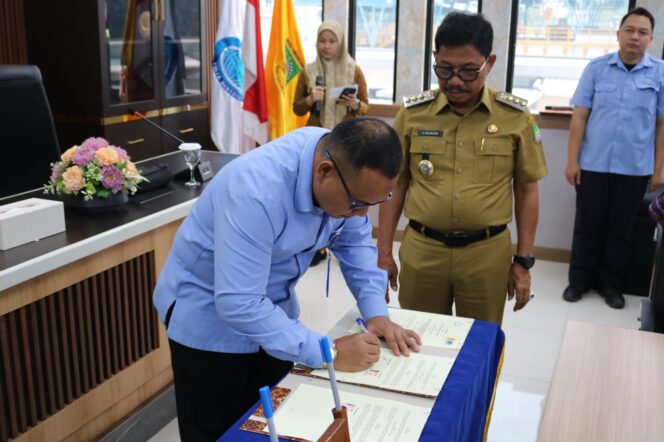 
 Wali Kota Tangerang, Sachrudin, menyaksikan penandatanganan kerja sama antara Perumda Tirta Benteng dan LST FMIPA Universitas Indonesia (UI) di Neglasari, Senin (13/7/2026).