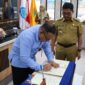 Wali Kota Tangerang, Sachrudin, menyaksikan penandatanganan kerja sama antara Perumda Tirta Benteng dan LST FMIPA Universitas Indonesia (UI) di Neglasari, Senin (13/7/2026).