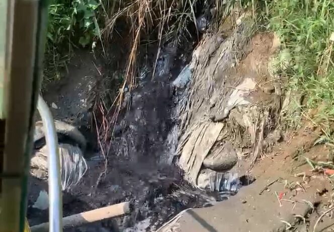 
 Terlihat dalam gambar air hitam dan berbau dari salah satu perusahaan mengalir ke sungai Cisadane (14/07/2026)