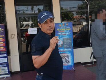 Kepala Desa Mauk Barat, Samhudi, memilih menghindari pertanyaan media saat dimintai penjelasan mengenai maksud pernyataannya tentang