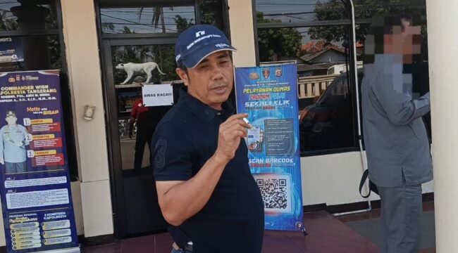 Kepala Desa Mauk Barat, Samhudi, memilih menghindari pertanyaan media saat dimintai penjelasan mengenai maksud pernyataannya tentang 