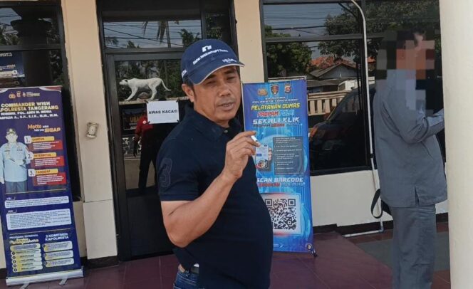 
 Kepala Desa Mauk Barat, Samhudi, memilih menghindari pertanyaan media saat dimintai penjelasan mengenai maksud pernyataannya tentang 