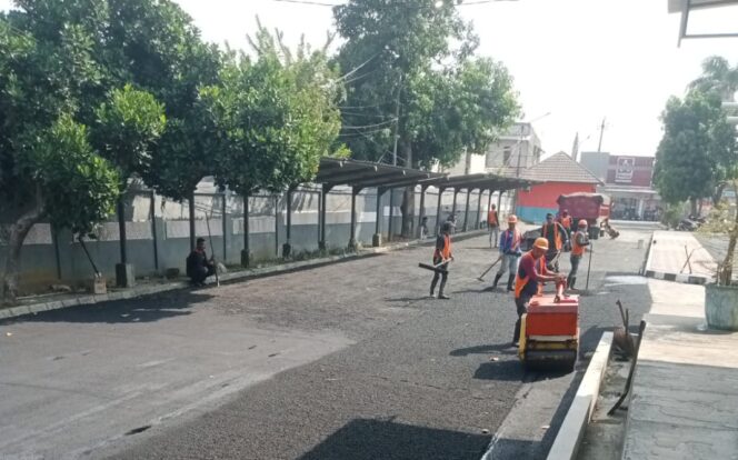
 Pekerjaan Hotmix di Teras Halaman Kecamatan Rajeg, Minggu 26-07-2026