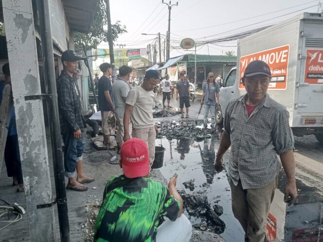 
 Warga Kampung Tanah Merah RT 02/02 Desa Tanah Merah Gotong Royong Bersihkan Drainase, Kamis 23-07-2026