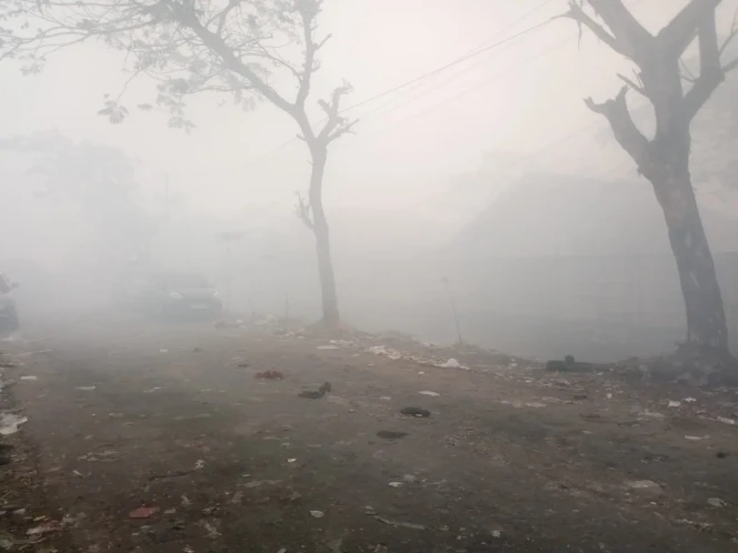 
 Kondisi Terkini Kebakaran TPA Jatiwaringin Areal di Selimuti Asap Tebal, Selasa 01-07-2026