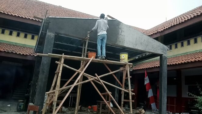 Nampak Pekerja Proyek Panggung SDN Karet 1 Berada di atas Tengger, Rabu 19-08-2026