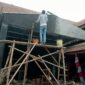 Nampak Pekerja Proyek Panggung SDN Karet 1 Berada di atas Tengger, Rabu 19-08-2026