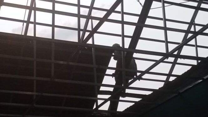 Terlihat Pekerja Rehab SDN Sangiang III di atas Ketinggian Tanpa APD, Rabu 19-08-2026