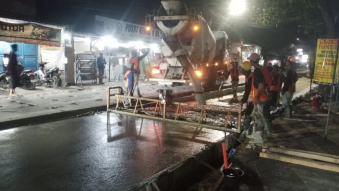 Pekerjaan Betonisasi Jalan Raya Mauk, Desa Gintung Kecamatan Sukadiri, Jumat 21-08-2026, Malam