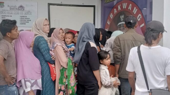 Penyaluran bantuan pangan di Kantor Desa Lebakwangi, Warga Tertib Mengantri, Minggu 30-08-2026