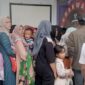 Penyaluran bantuan pangan di Kantor Desa Lebakwangi, Warga Tertib Mengantri, Minggu 30-08-2026