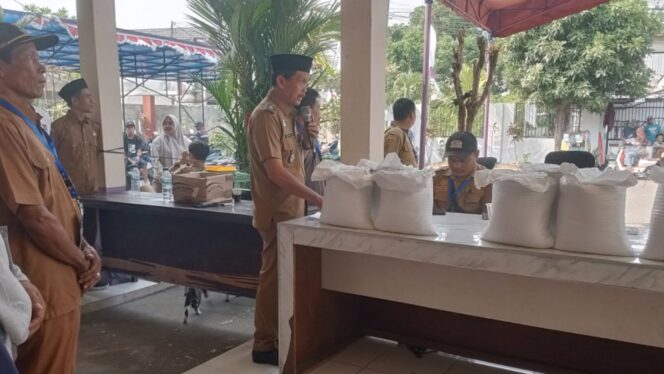 Kades Sangiang Saat Berikan Arahan Ke Warga Agar Menjaga Ketertiban 