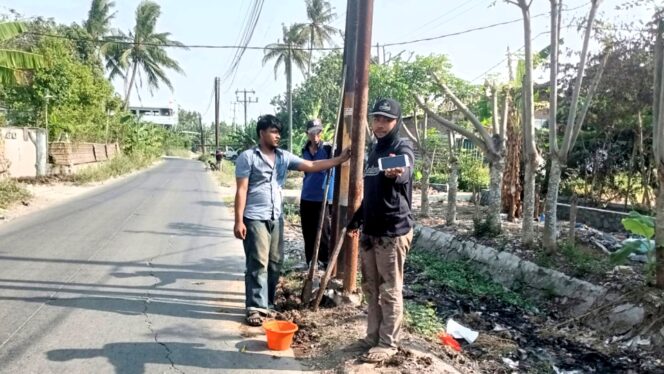 Pekerja Pemasangan Tiang Wifi di Kampung Kajangan Desa Gaga, Rabu 26-08-2026