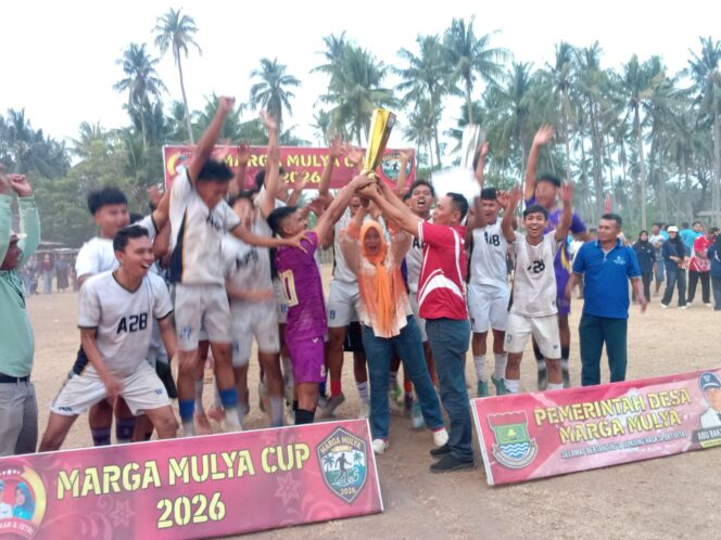 Selebrasi saat penyerahan trofi oleh Kades kepada Juara 1