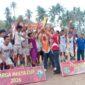 Selebrasi saat penyerahan trofi oleh Kades kepada Juara 1