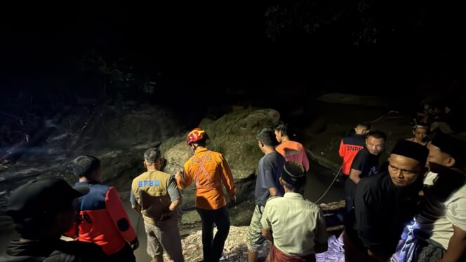 Tim SAR (gabungan) saat pencarian korban di lokasi, sungai