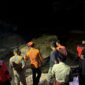 Tim SAR (gabungan) saat pencarian korban di lokasi, sungai