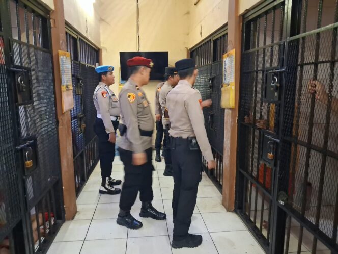 Pengawasan dilakukan untuk memastikan keamanan ruang tahanan, kondisi tahanan, serta kesiapsiagaan petugas jaga