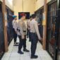 Pengawasan dilakukan untuk memastikan keamanan ruang tahanan, kondisi tahanan, serta kesiapsiagaan petugas jaga