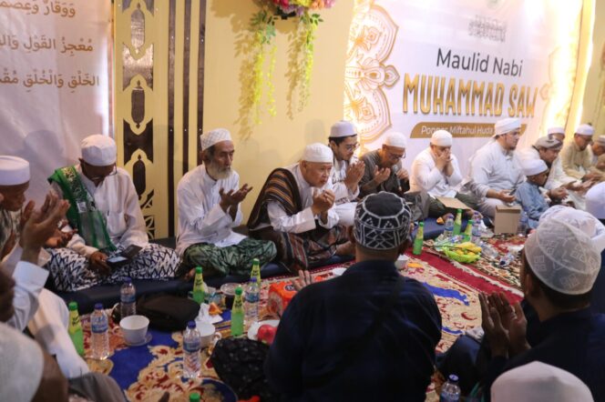 Ratusan jamaah, puluhan habaib, ulama, santri, serta majelis taklim menghadiri peringatan Maulid Nabi 10 Rabiul Awal 1448 Hijriah di Ponpes Miftahul Huda Annidzom.