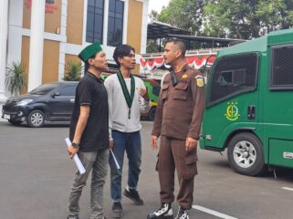 Ketegangan sempat terjadi antara massa HMI MPO dan petugas keamanan saat mahasiswa hendak menemui Kepala Kejari Lebak