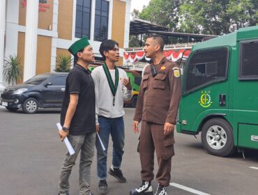 Ketegangan sempat terjadi antara massa HMI MPO dan petugas keamanan saat mahasiswa hendak menemui Kepala Kejari Lebak