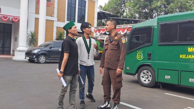 Ketegangan sempat terjadi antara massa HMI MPO dan petugas keamanan saat mahasiswa hendak menemui Kepala Kejari Lebak