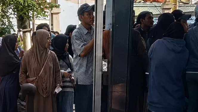 Penyaluran Bansos pangan (beras) di Aula Kantor Desa Tanjung Pasir, Rabu 05-09-2029