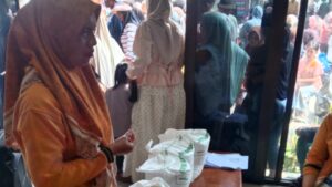 Warga terima bantuan sosial berupa beras sebanyak 3 Karung/ @10 Kilogram 