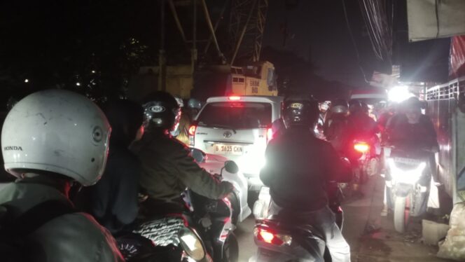 Dalam gambar nampak Kemacetan di Jalan Raya Cadas - Bayur, Jumat 11-09-2026, malam