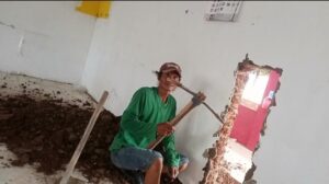 Pekerja Proyek Pembangunan RKB SDN Mekarsari 1 Terlihat Tanpa K3