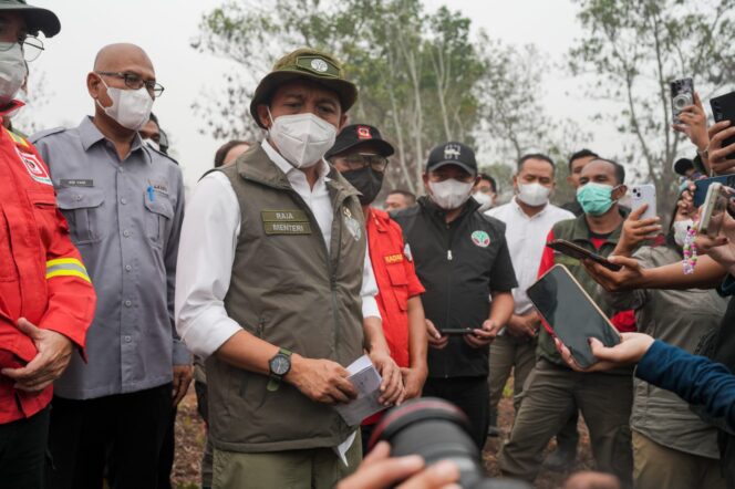 Menteri Kehutanan (Menhut) Raja Antoni meninjau langsung penanganan kebakaran hutan dan lahan (karhutla) di Desa Kuala Dua, Kabupaten Kubu Raya, Kalimantan Barat, Kamis (3/9/2026).