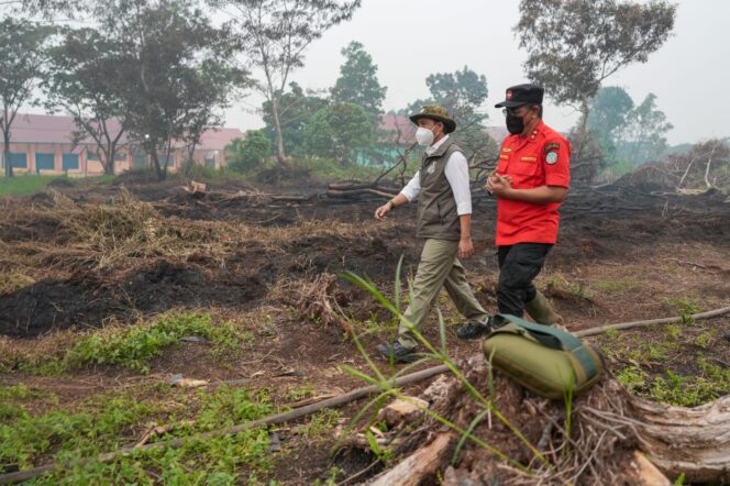 Menteri Kehutanan Raja Antoni meninjau langsung penanganan karhutla di Desa Kuala Dua, Kabupaten Kubu Raya, Kalimantan Barat, Kamis (3/9/2026).