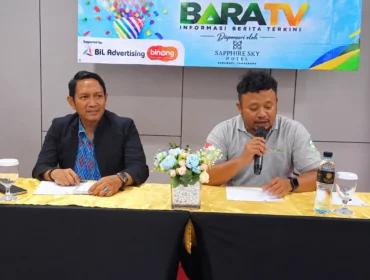 Pimpinan Redaksi BaraTV Irawan Sumardi (mengenakan jas hitam) bersama Redaktur BaraTV Aris (memegang mikrofon) dalam puncak perayaan Anniversary ke-6 BaraTV di Hotel Shapire Sky, Tangerang. (Foto: Dok. BaraTV)
