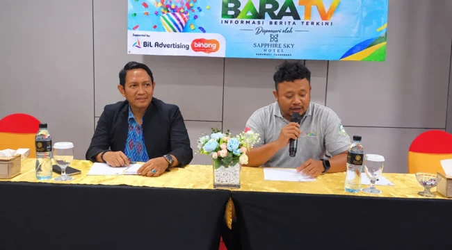 Pimpinan Redaksi BaraTV Irawan Sumardi (mengenakan jas hitam) bersama Redaktur BaraTV Aris (memegang mikrofon) dalam puncak perayaan Anniversary ke-6 BaraTV di Hotel Shapire Sky, Tangerang. (Foto: Dok. BaraTV)