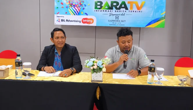 Pimpinan Redaksi BaraTV Irawan Sumardi (mengenakan jas hitam) bersama Redaktur BaraTV Aris (memegang mikrofon) dalam puncak perayaan Anniversary ke-6 BaraTV di Hotel Shapire Sky, Tangerang. (Foto: Dok. BaraTV)