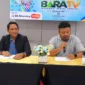 Pimpinan Redaksi BaraTV Irawan Sumardi (mengenakan jas hitam) bersama Redaktur BaraTV Aris (memegang mikrofon) dalam puncak perayaan Anniversary ke-6 BaraTV di Hotel Shapire Sky, Tangerang. (Foto: Dok. BaraTV)