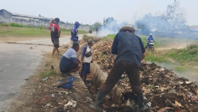 Petani di Desa Kramat Kompak Kerja Bakti Bersihkan Saluran Irigasi,Senin 05-10-2026 