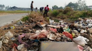 Gambar Saluran Irigasi Sebelum Kerja Bakti di Laksanakan, Tertutup Material sampah dan Tanah